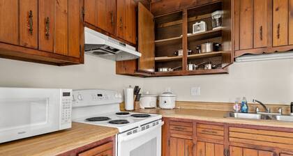 * Prime Location: 2-BR Oasis with Washer & Dryer *