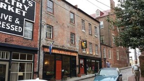 A brick building with a sign for 'The Brickhouse Inn' and another sign for 'Mr. Smith's Market Live & Pressed'. - Inviting Retreat: Spacious 2 BR 1.5 Bath Townhouse (Hopewell)