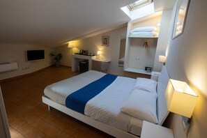 Romantisches Doppelzimmer | Badezimmer | Dusche, Regendusche, kostenlose Toilettenartikel, Haartrockner