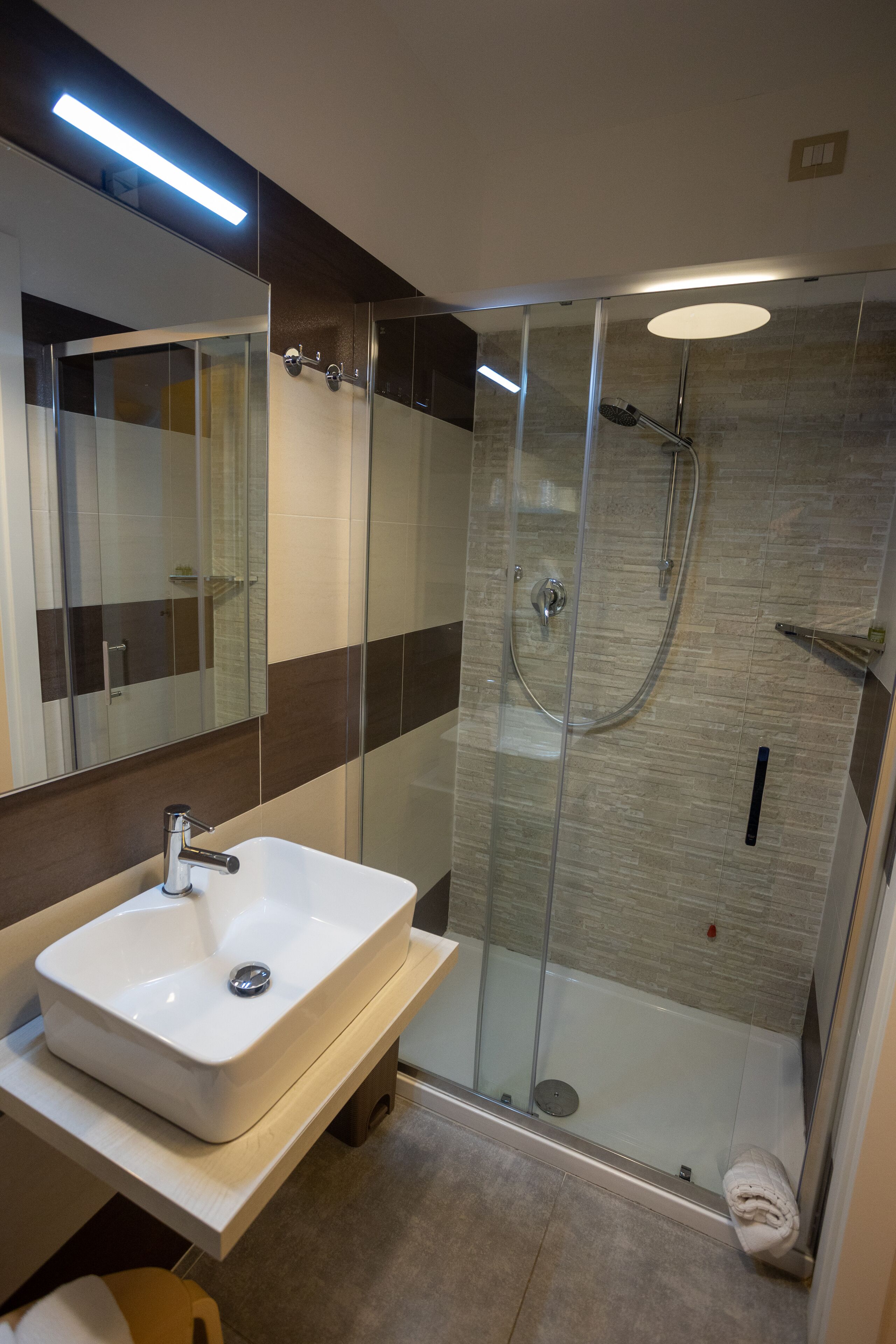 Superior-Doppelzimmer | Badezimmer | Dusche, Regendusche, kostenlose Toilettenartikel, Haartrockner