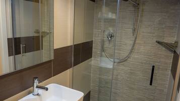 Superior-Doppelzimmer | Badezimmer | Dusche, Regendusche, kostenlose Toilettenartikel, Haartrockner