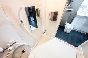 Kelengkapan dandanan diri percuma, pengering rambut, selipar 