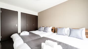 2 habitaciones, cortinas blackout y tabla de planchar con plancha