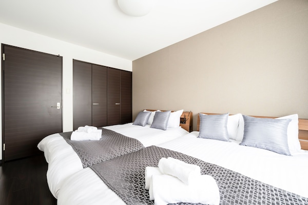 2 dormitorios, cortinas opacas, tabla de planchar con plancha