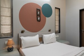 6 bedrooms, iron/ironing board, WiFi, bed sheets
