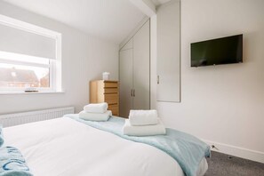 3 chambres, fer et planche à repasser, Wi-Fi, draps fournis