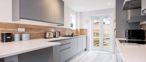 Frigorifero, microonde, forno, piano cottura