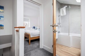 Dusj, hårføner, håndklær og sjampo