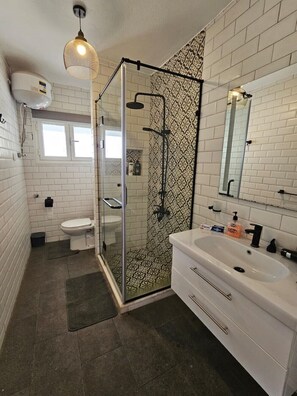Sèche-cheveux, serviettes fournies, savon, papier toilette