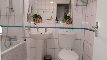 Business Apartment | Bathroom | Free toiletries, hair dryer, towels, soap