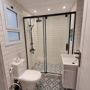 Haartrockner, Handtücher, Seife, Toilettenpapier