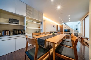 Full-size fridge, microwave, stovetop, electric kettle - THE CALLA (Sapporo)