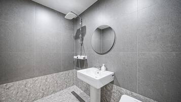 Business Room | Bathroom | Slippers, towels