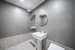 Quarto empresarial | Banheiro | Chinelos, toalhas de banho