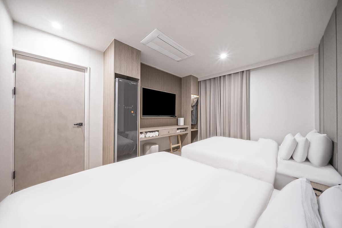 Premium Twin Room | Desk, laptop workspace, blackout drapes, soundproofing