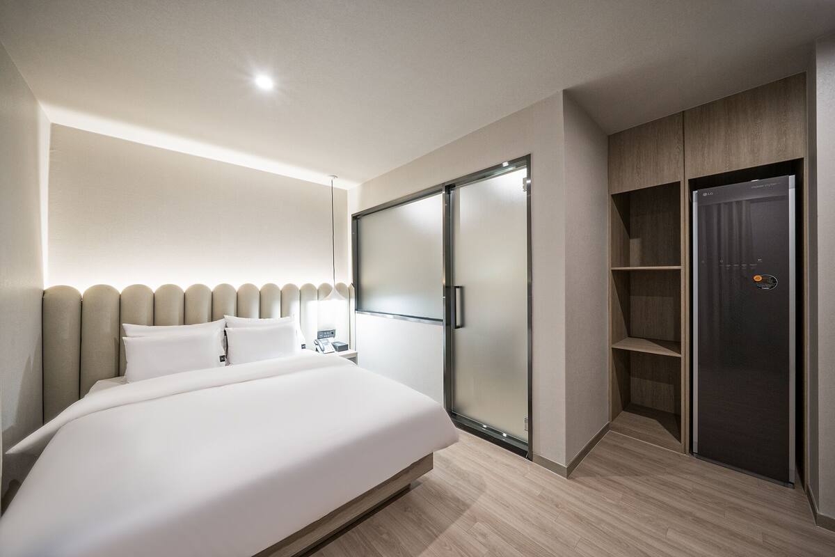 Luxe kamer | Een bureau, een laptopwerkplek, verduisterende gordijnen