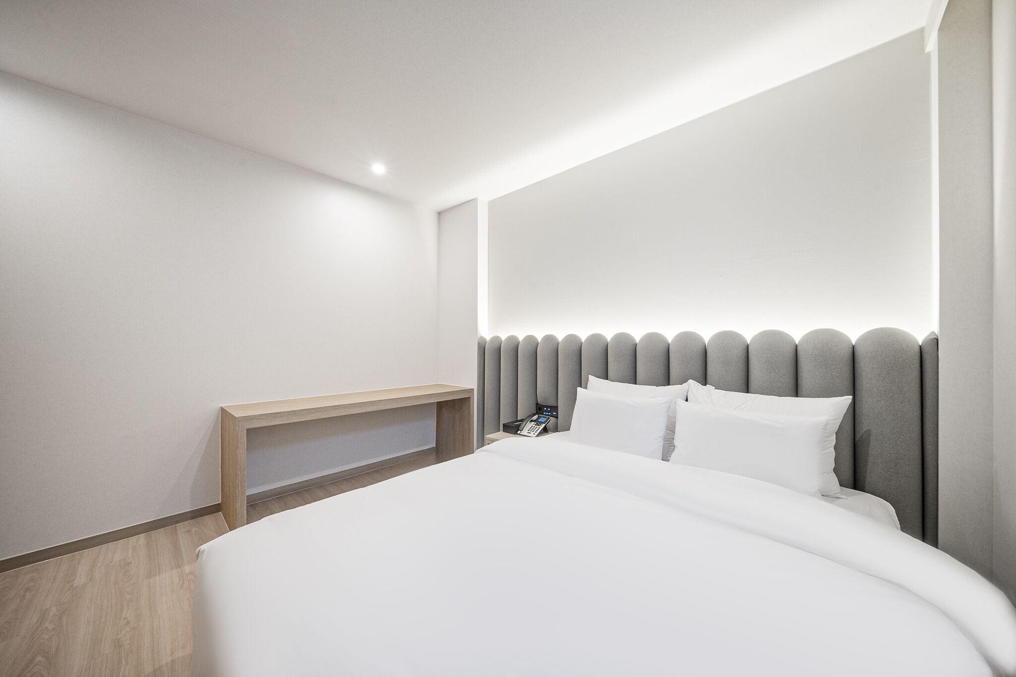 비즈니스룸 | 책상, 노트북 작업 공간, 암막 커튼, 방음 설비