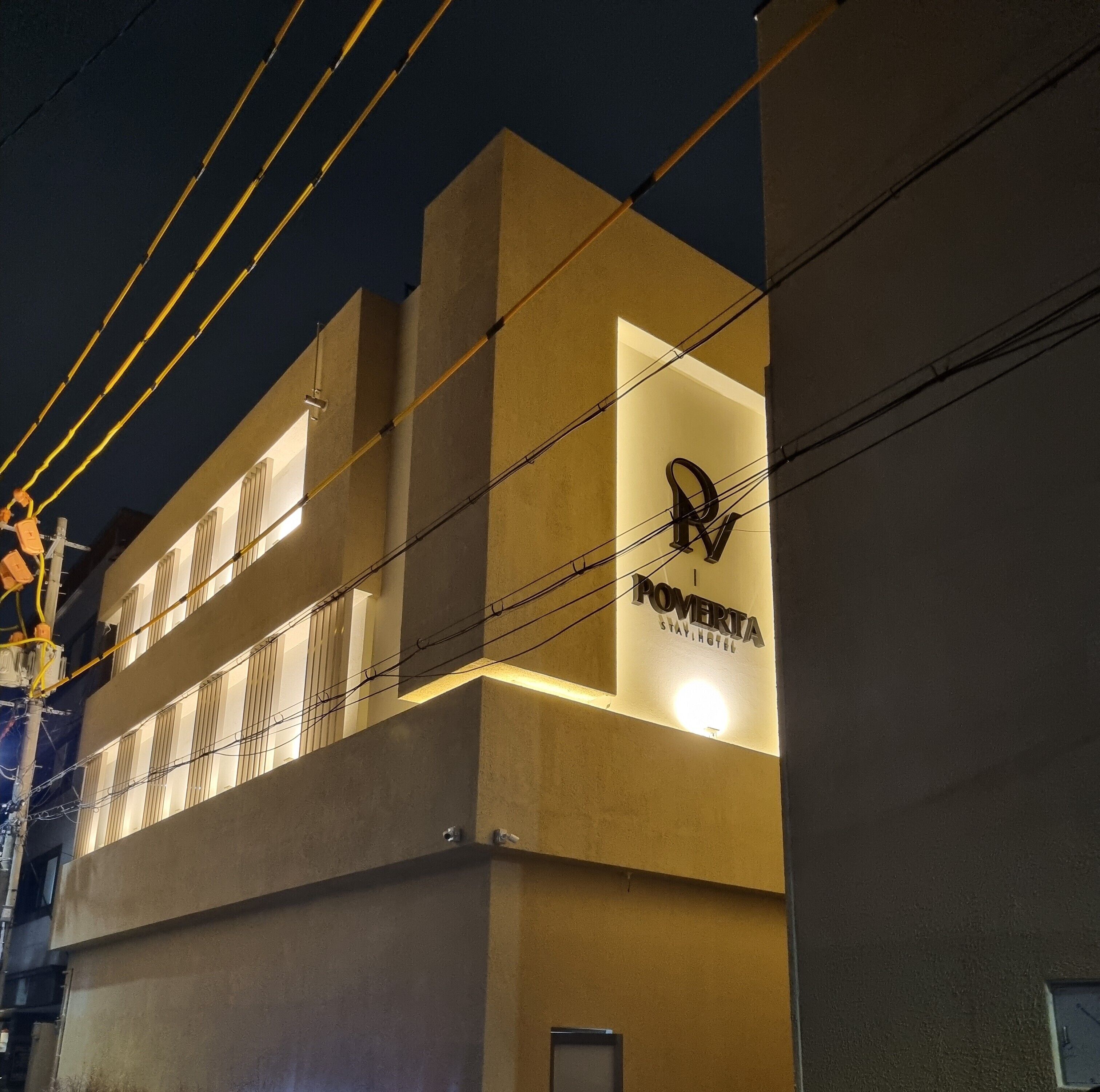 A building with a sign reading "POVERTA STAYING HOTEL".
