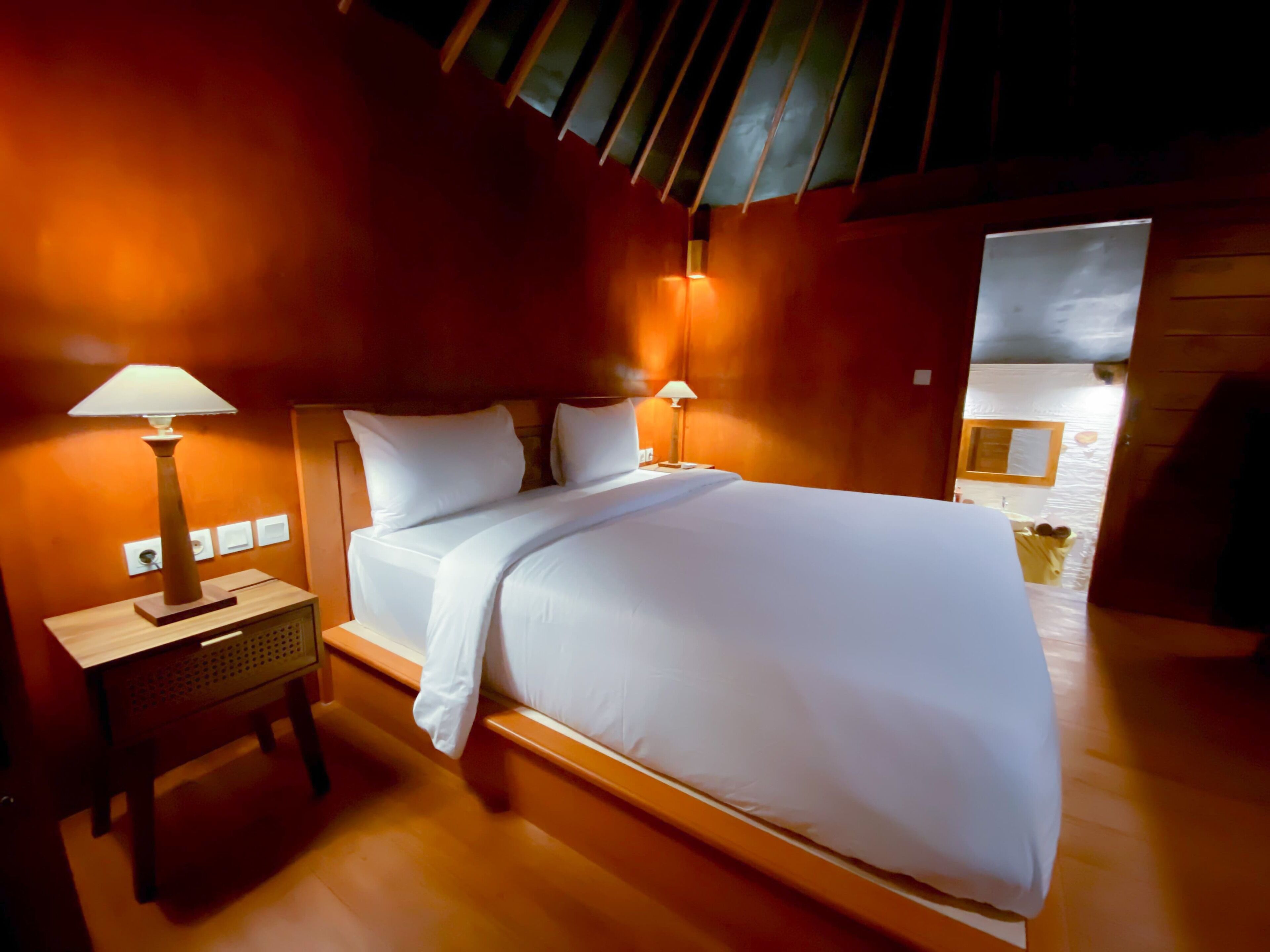 Minibar, desk, free WiFi, bed sheets