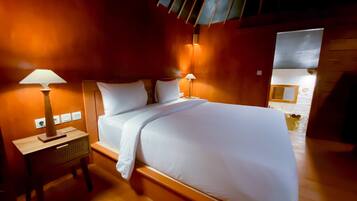 Minibar, desk, free WiFi, bed sheets