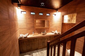 Shower, free toiletries, hair dryer, slippers - The Kori Sire (Tanjung)