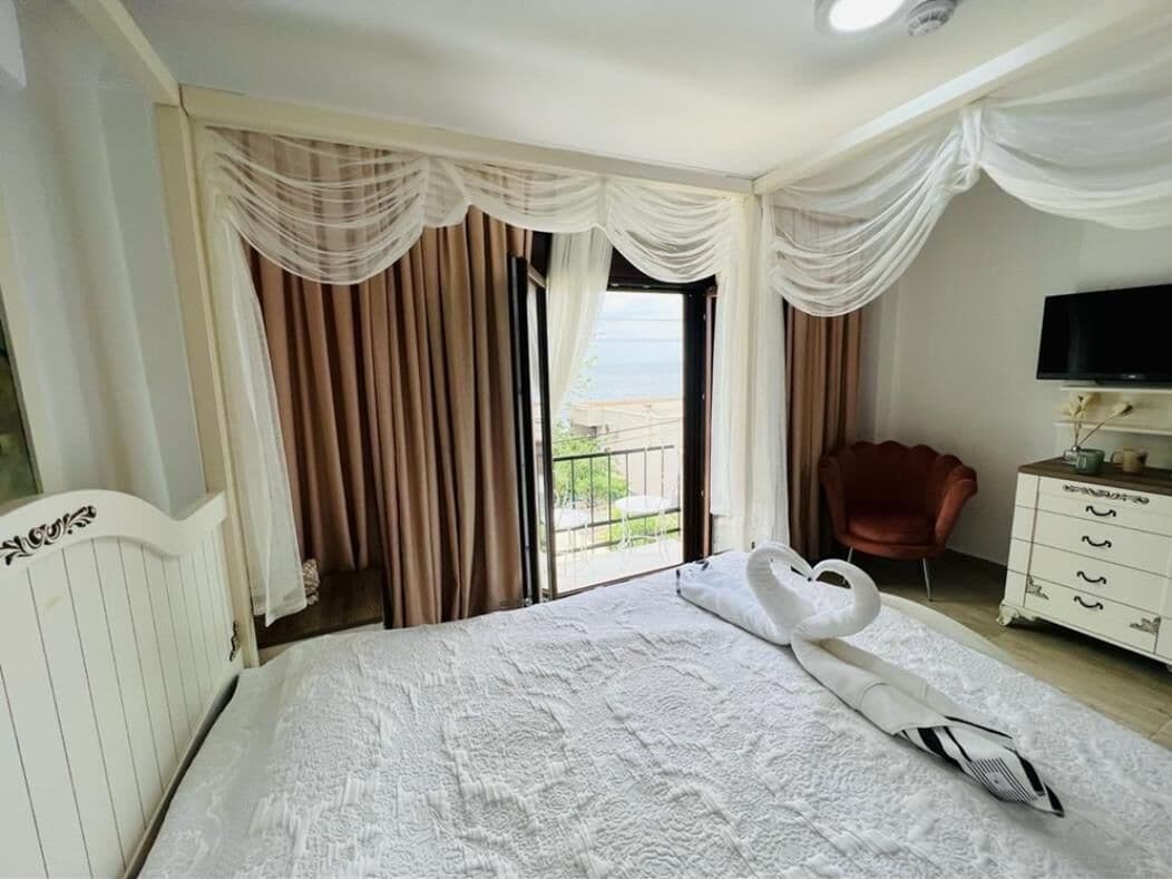 Escritorio, tabla de planchar con plancha, wifi gratis