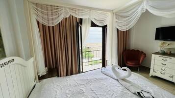 Escritorio, tabla de planchar con plancha, wifi gratis