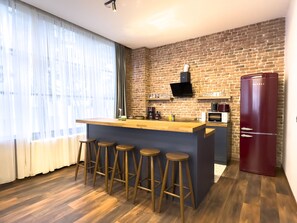 Habitación exclusiva | Cocina privada | Refrigerador con congelador, microondas, horno y lavavajillas 