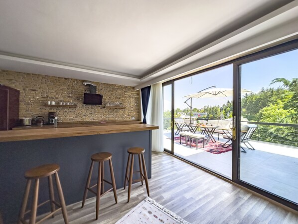 Habitación Gallery | Cocina privada | Refrigerador con congelador, microondas, horno y lavavajillas 