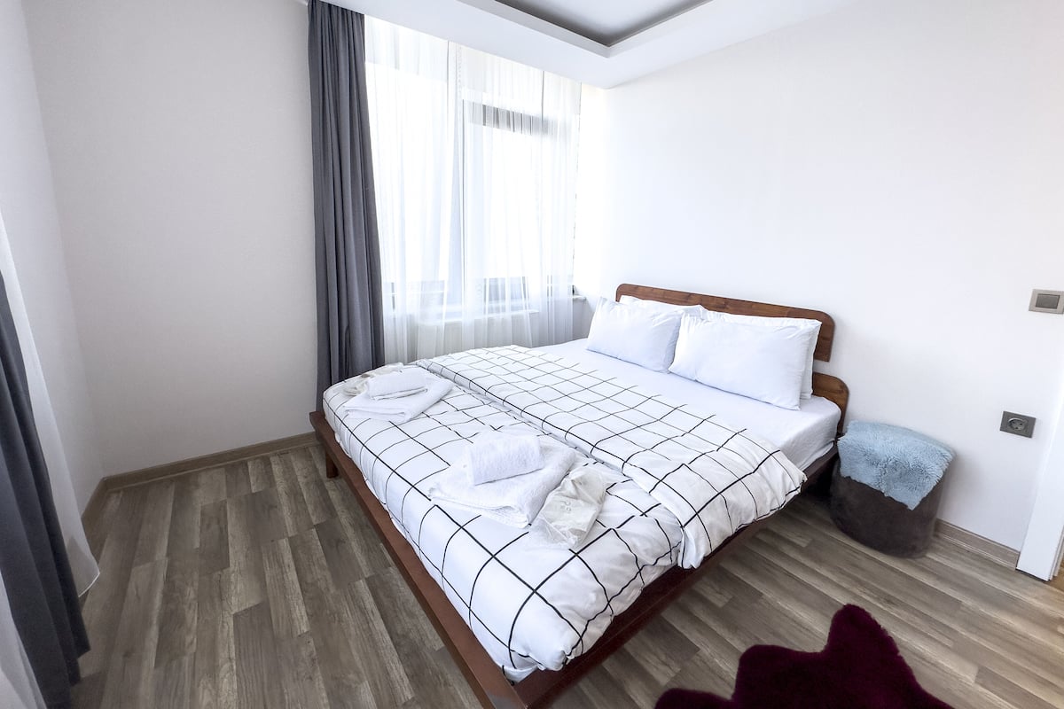 1 bedroom, Egyptian cotton sheets, premium bedding, iron/ironing board