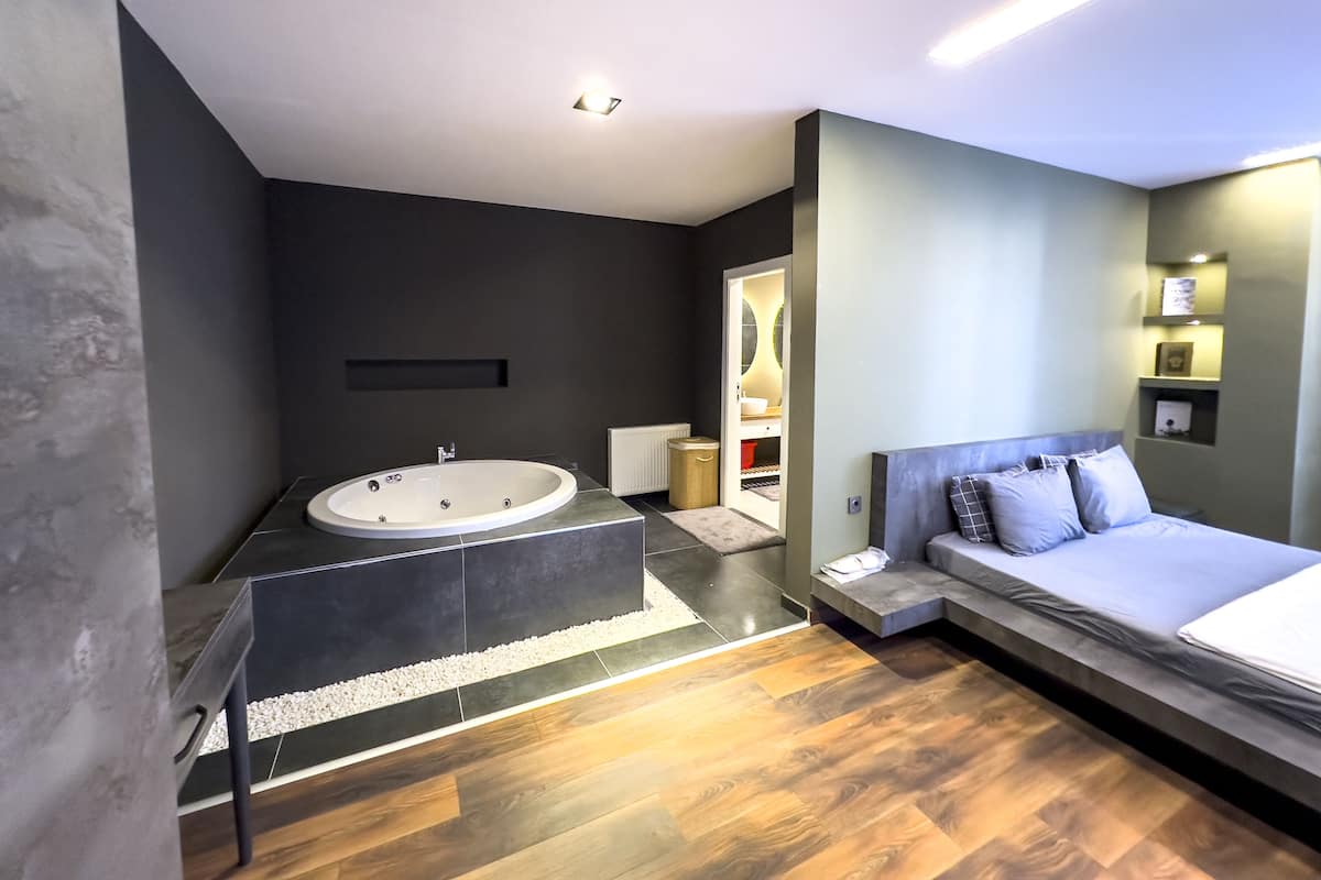 Exclusive Room | 1 bedroom, Egyptian cotton sheets, premium bedding, iron/ironing board
