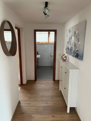 Leilighet, 2 soverom, balkong, fjellutsikt | Oppholdsområde | En 55-tommers smart-TV med Parabol-TV samt Netflix og strømmetjenester