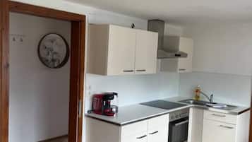 Apartamento, 2 habitaciones, balcón, vistas a la montaña | Cocina privada | Frigorífico grande, horno, placa de cocina y lavavajillas