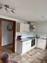 Refrigerador con freezer, horno, placa de cocina, lavavajillas