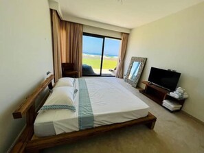 5 bedrooms, iron/ironing board, WiFi, bed sheets