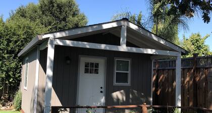 Cozy studio with kitchen, WiFi, and laundry room in enjoyable Redwood City