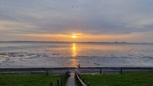 Un camí que condueix a un passeig marítim amb un cel al capvespre.