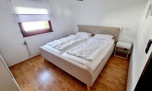 2 habitaciones, escritorio, tabla de planchar con plancha y wifi gratis