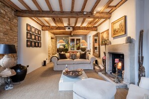 Télévision, cheminée, livres