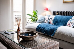 Fernseher, Kamin, Bücher