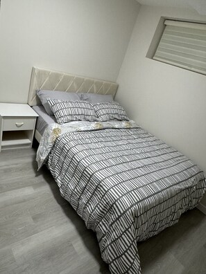 2 bedrooms, WiFi, bed sheets - Brand new 2 bdrm 3 beds luxury Guest Suite with separate entrance (Calgary)