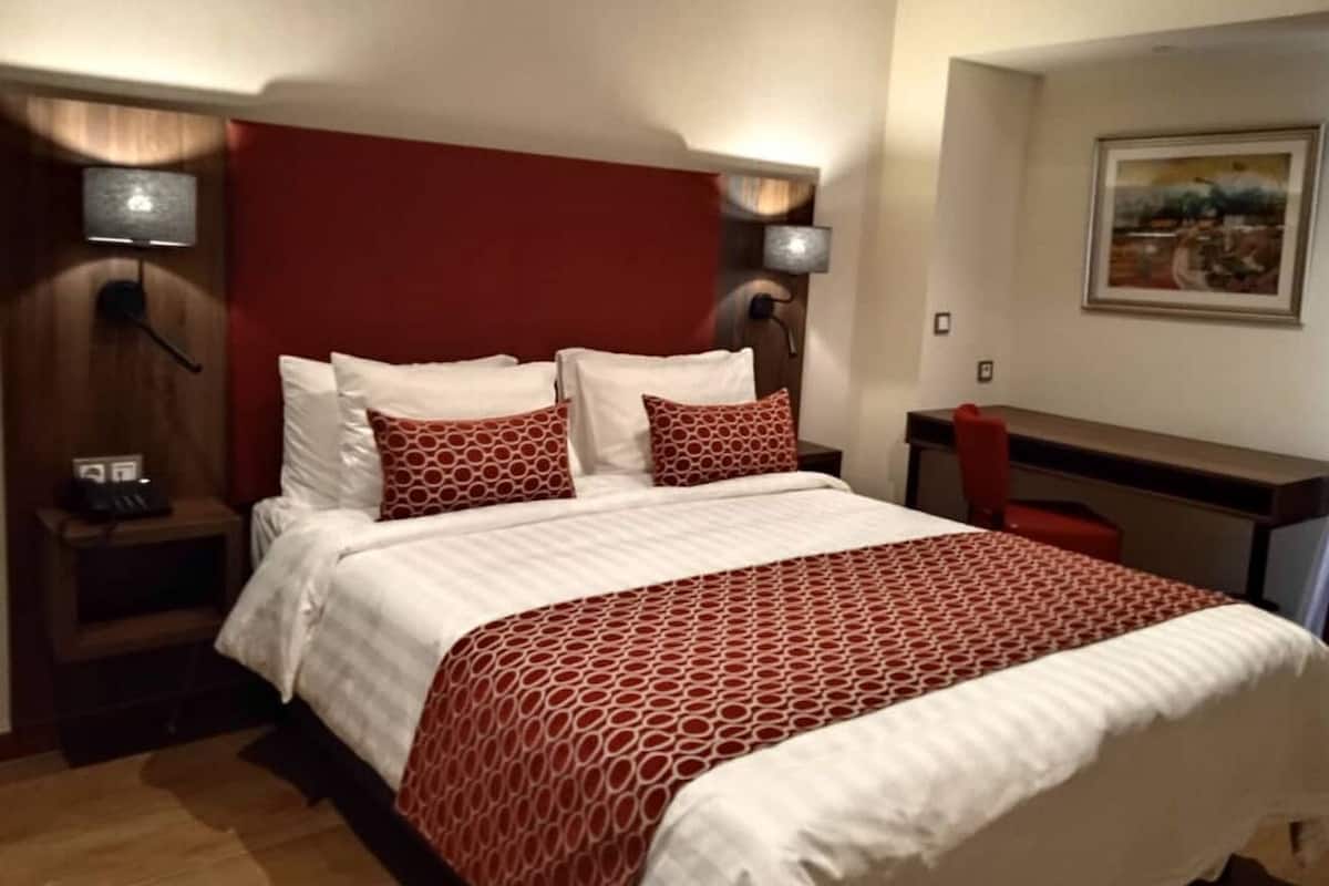 Standaard kamer, 1 twee- of 2 eenpersoonsbedden | Luxe beddengoed, een minibar, een laptopwerkplek, gratis wifi