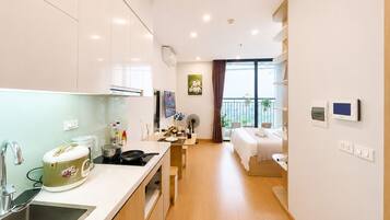 Deluxe Apartment | Desk, laptop workspace, blackout drapes, soundproofing