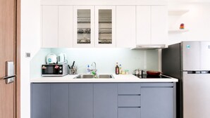 Eine moderne Küche mit eingebauter Mikrowelle, Toaster und einem Edelstahl-Kühlschrank.
