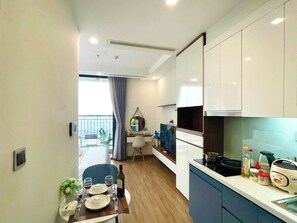 Apartamento Deluxe | Escritorio, espacio para trabajar con un portátil, cortinas opacas