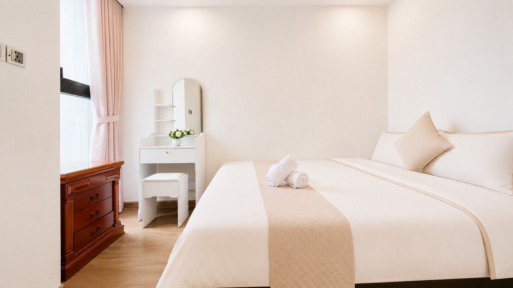 Ein Hotelzimmer mit Bett, Schreibtisch, Stuhl, Kommode und einem fensterbepflanzten Fenster.