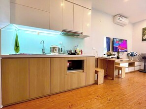 Apartamento Deluxe | Escritorio, espacio para trabajar con un portátil, cortinas opacas