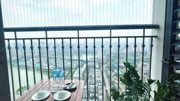 Deluxe Apartment | Desk, laptop workspace, blackout curtains, soundproofing