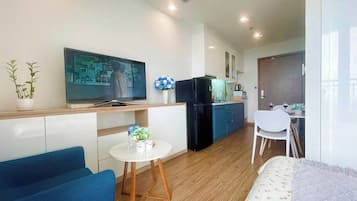 Deluxe Apartment | Desk, laptop workspace, blackout curtains, soundproofing