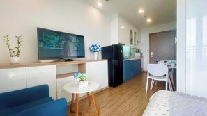 Apartemen Deluks | Meja kerja, ruang kerja ramah laptop, dan tirai kedap cahaya